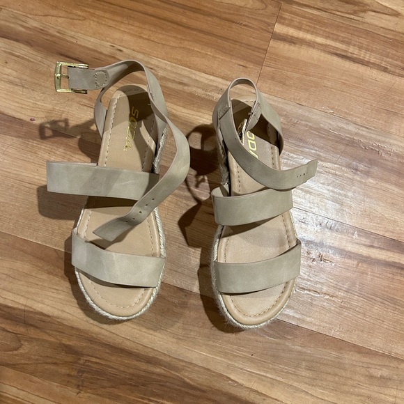 Barely worn. Like new. Size 6 - Picture 3 of 3